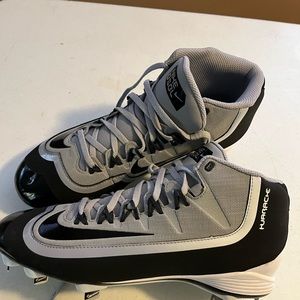 NIKE Sports cliques size 9.5 NEW. NO Tag.